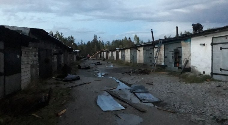 В Красновишерске прошел ураган — ветер сорвал крыши с домов, детского сада и Дома спорта