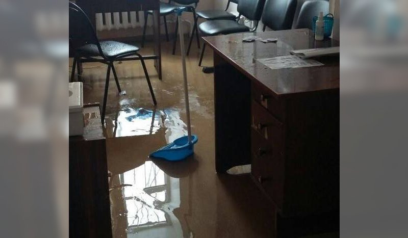 В Перми затопило детскую поликлинику на Юбилейном