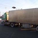 грузовой транспорт на улице города